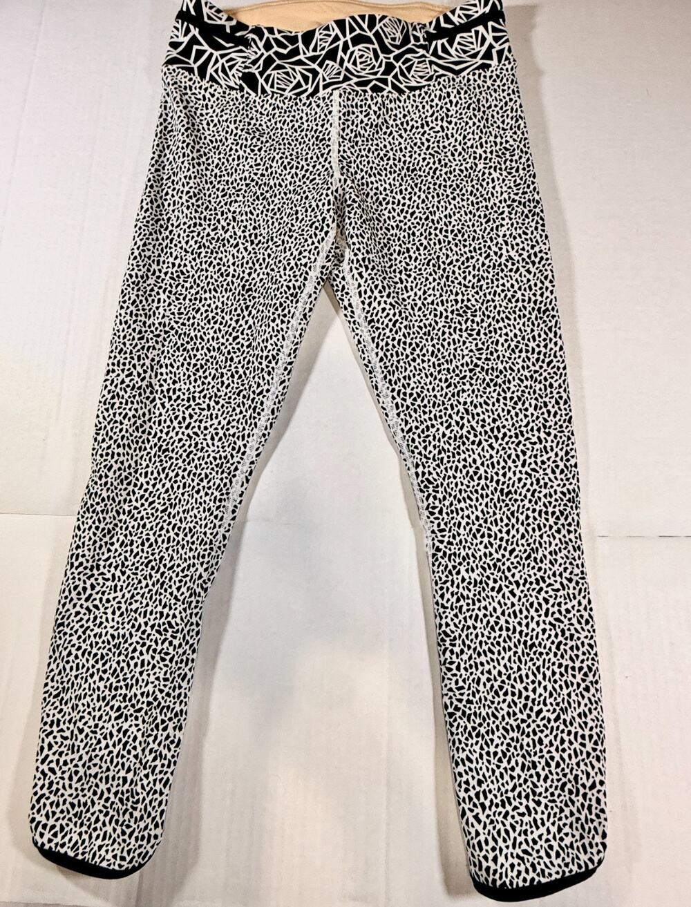 Lululemon Real Quick Tight Miss Mosaic White/Posey Black White SZ 8